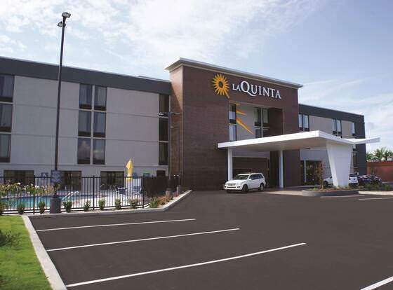 La Quinta Inn & Suites by Wyndham Columbus MS allows check-in for 18 year-old guests