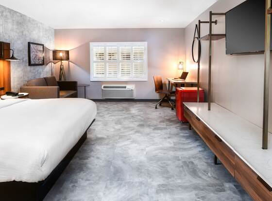 Hollywood Inn Suites Hotel allows check-in for 18 year-old guests