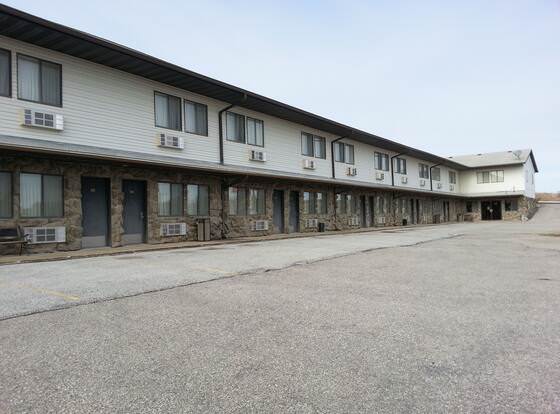 Harlan Inn & Suites allows check-in for 18 year-old guests