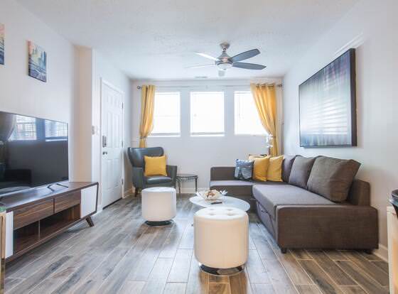 Wicker Park 3 Bedroom Apartment allows check-in for 18 year-old guests