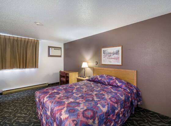 Rodeway Inn Gateway to Medora T-Roosevelt & Makoshika State Park allows check-in for 18 year-old guests