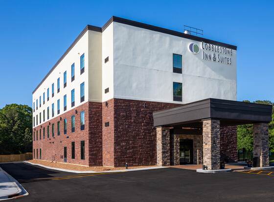 Cobblestone Inn & Suites - Fairfield Bay allows check-in for 18 year-old guests