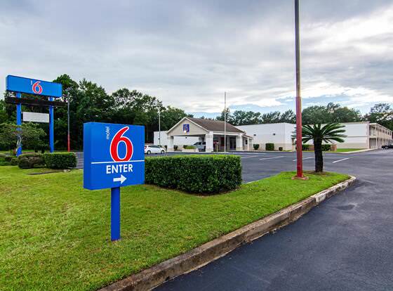 Motel 6 Bay Minette, AL allows check-in for 18 year-old guests