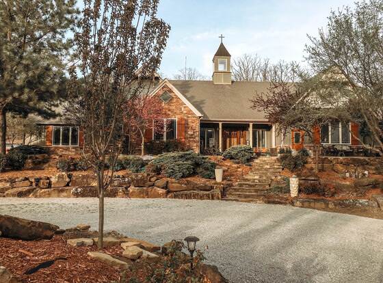 BarDew Valley Inn allows check-in for 18 year-old guests