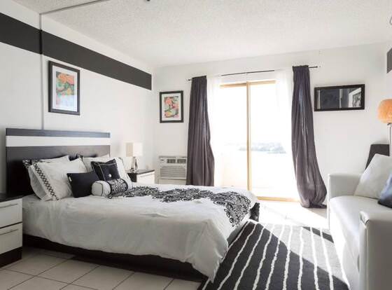 Awesome Place with Pool and Parking No.4 allows check-in for 18 year-old guests