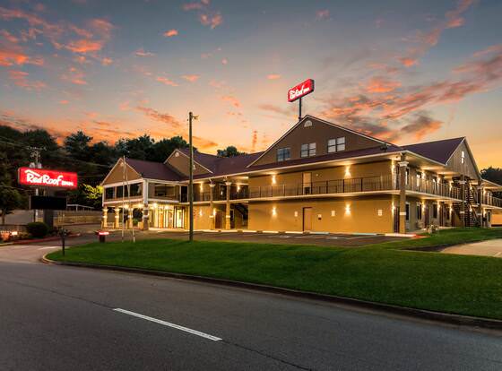 Red Roof Inn Atlanta - Kennesaw State University allows check-in for 18 year-old guests