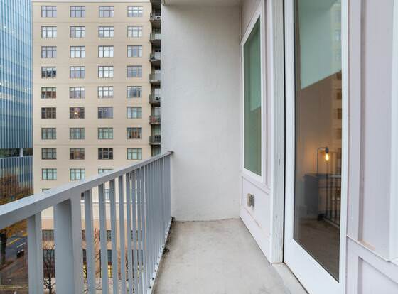 Modern Apartments ATLANTA SK allows check-in for 18 year-old guests