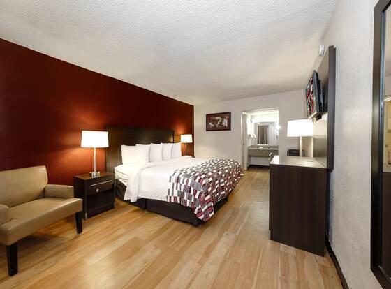 Red Roof Inn Atlanta - Suwanee/ Mall of Georgia allows check-in for 18 year-old guests